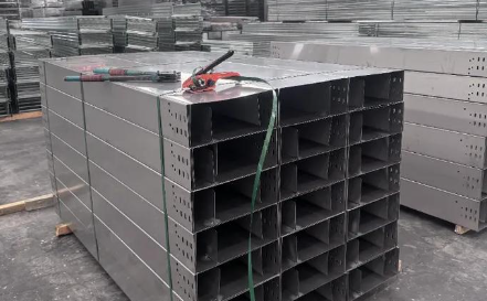 陇南槽式桥架全封闭设计,防尘防干扰,常用于精密仪器区域!